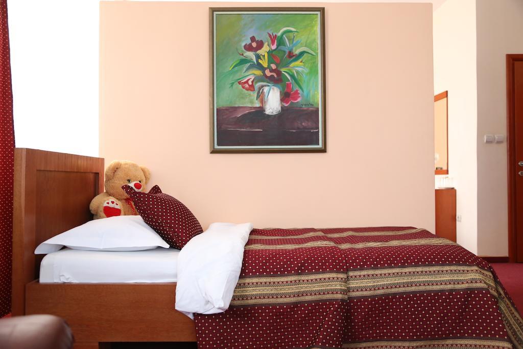 Hotel Apollonia Prishtine Ruang foto