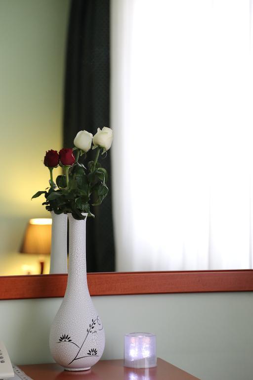 Hotel Apollonia Prishtine Ruang foto