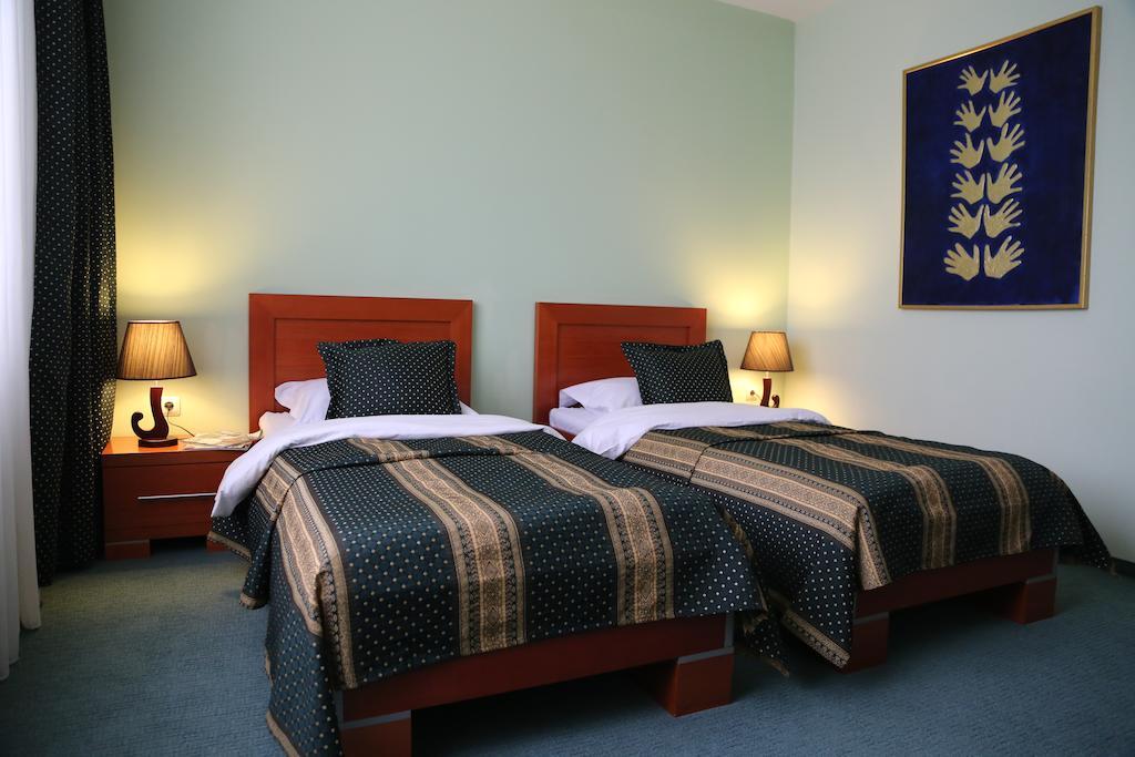 Hotel Apollonia Prishtine Ruang foto