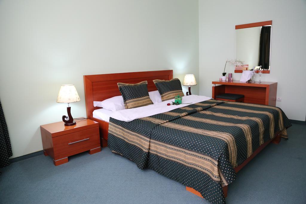 Hotel Apollonia Prishtine Ruang foto