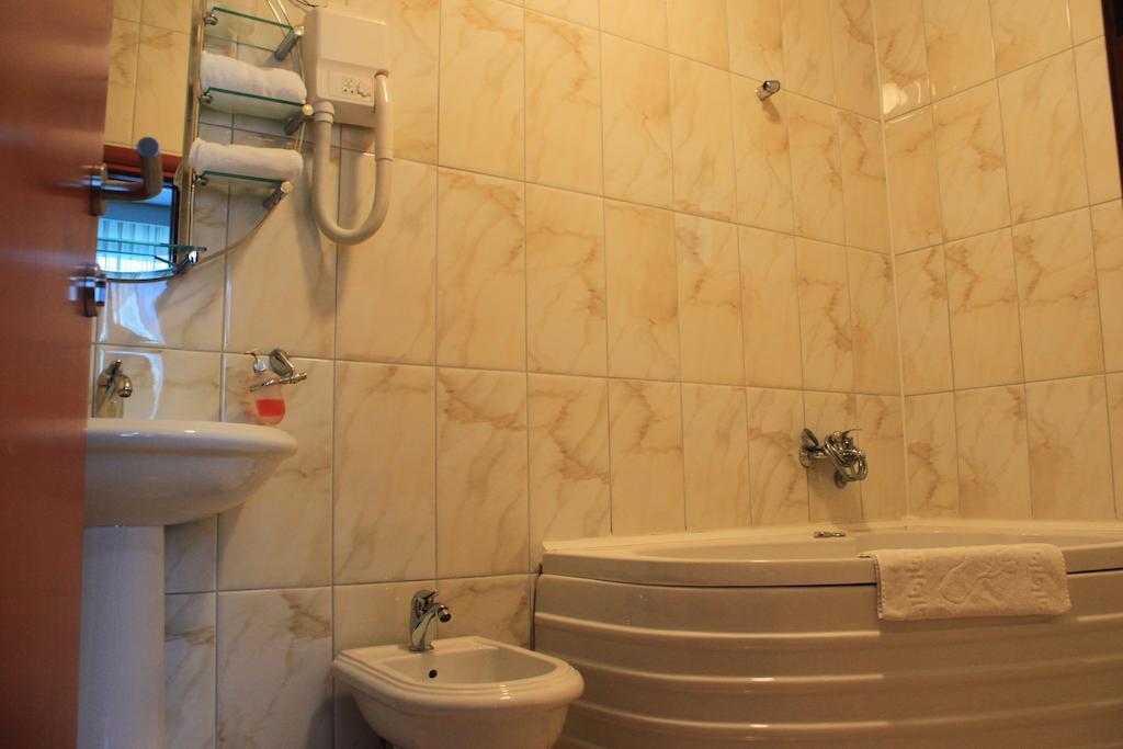 Hotel Apollonia Prishtine Ruang foto