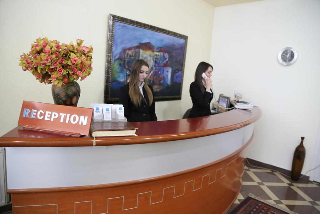Hotel Apollonia Prishtine Bagian luar foto