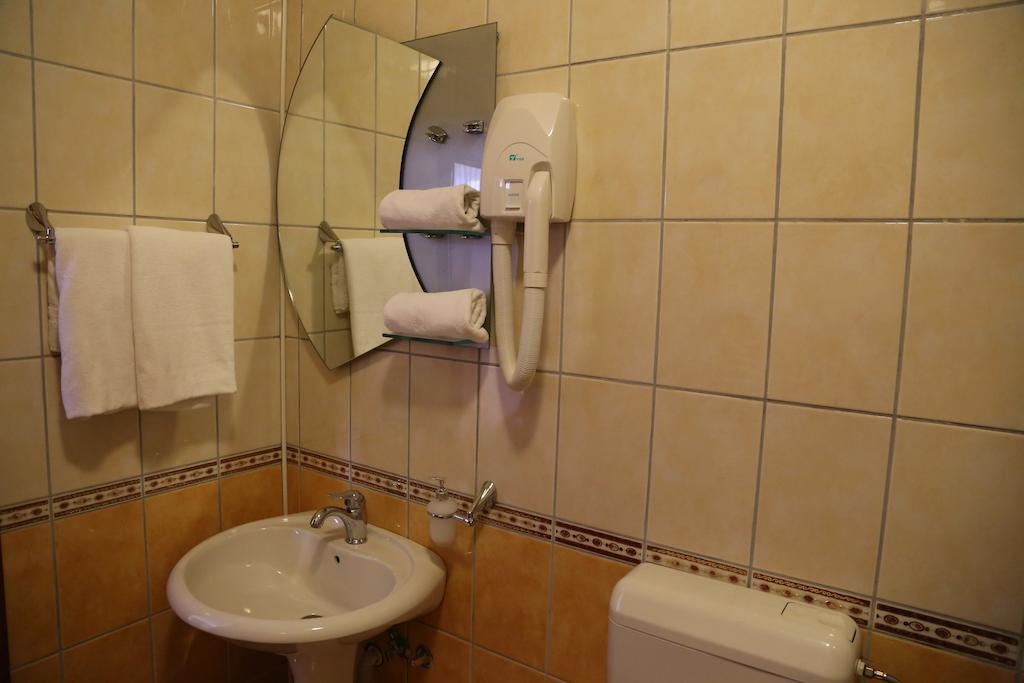 Hotel Apollonia Prishtine Bagian luar foto