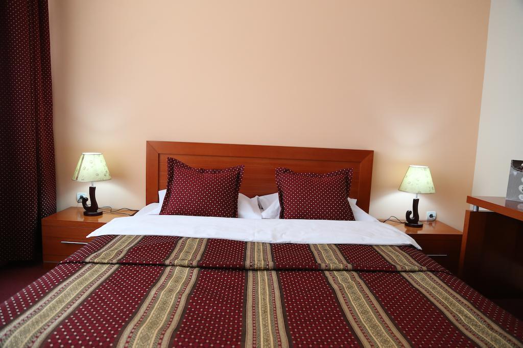 Hotel Apollonia Prishtine Bagian luar foto