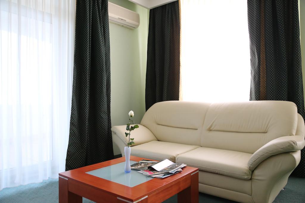 Hotel Apollonia Prishtine Bagian luar foto